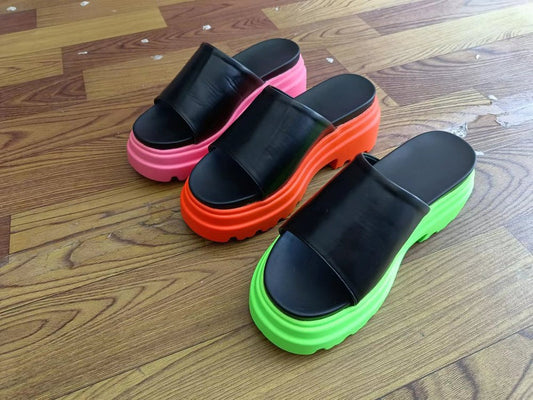 CANDY-COLORED BEACH ROMAN STYLE SLIPPERS